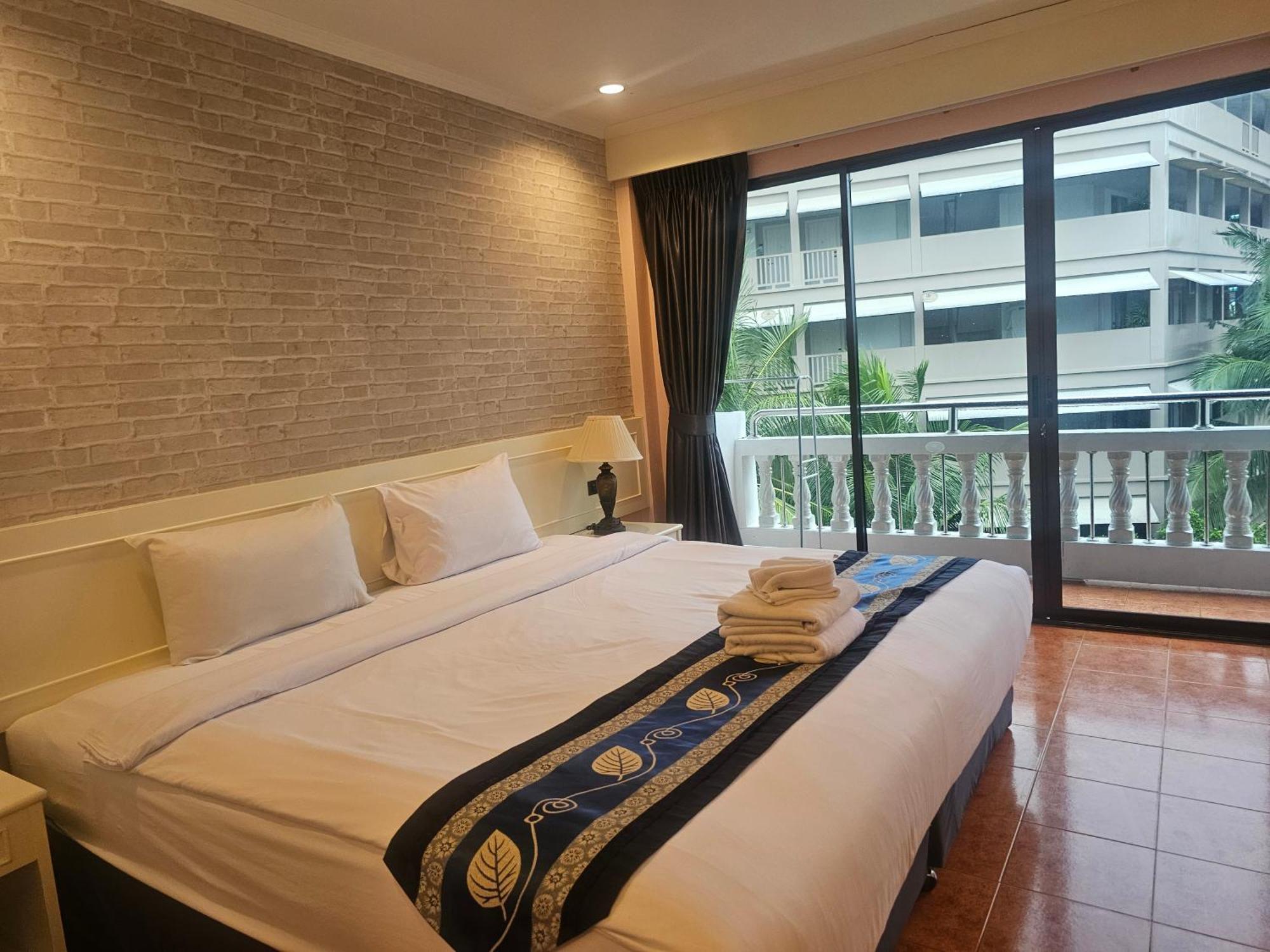 Patong Central Residence And Apartment Kültér fotó